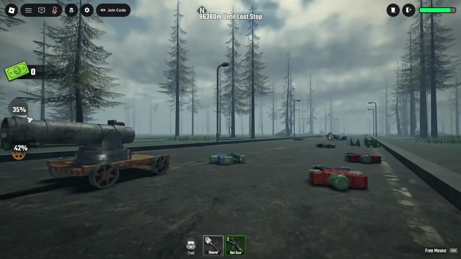 Cañón de cubierta de madera con ruedas estacionado en la autopista brumosa de Last Stop Roblox junto a cuerpos de zombis dispersos, con la Net Gun aún sostenida en la casilla 2 del hotbar