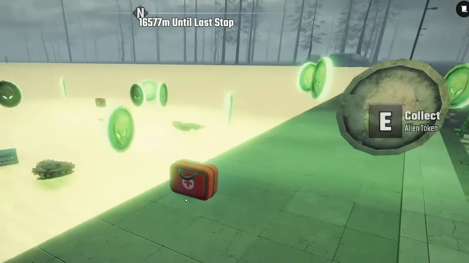 Docenas de monedas verdes de token alienígena brillando sobre la arena con un mensaje E Collect Alien Token en Last Stop Roblox